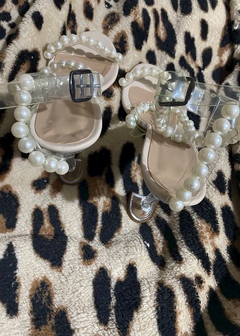 İnci Detaylı Beyaz İnce Topuklu Kadın Ayakkabı - Görsel 2