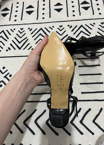Diğer Siyah Zebra Desenli Tokalı Stiletto