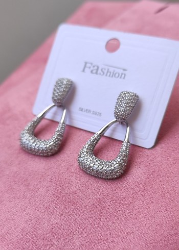 Mini Parlak Gri Payetli Modern Klasik Küpe - Görsel 3