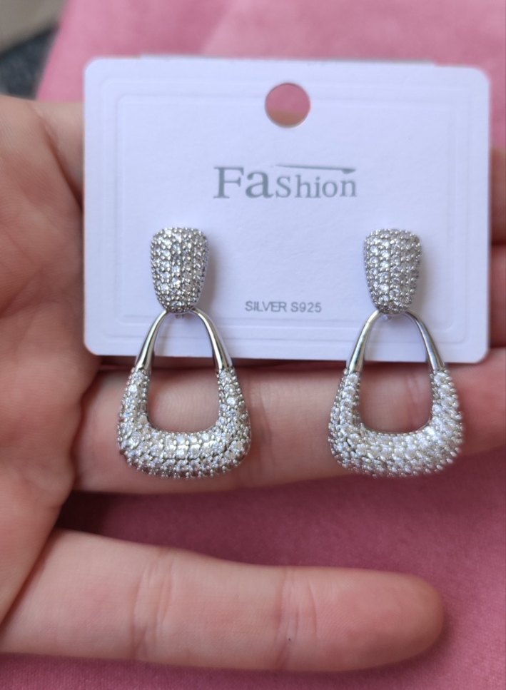 Mini Parlak Gri Payetli Modern Klasik Küpe - Görsel 4