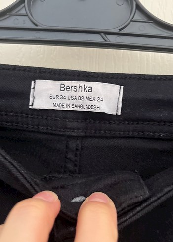 Bershka Siyah Kemerli Kısa Bermuda Şort