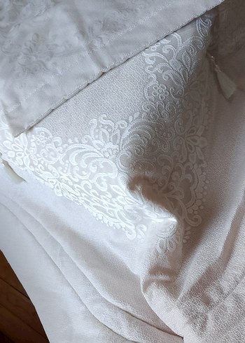 Taç marka işlemeli Yatak Örtüsü - Görsel 2