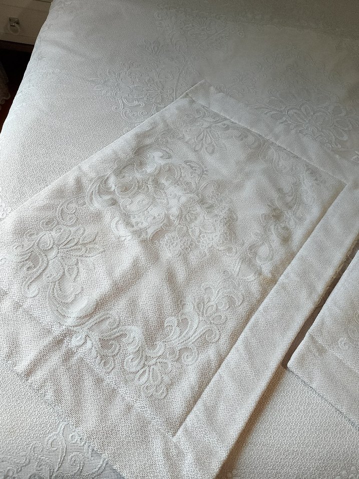 Taç marka işlemeli Yatak Örtüsü - Görsel 3