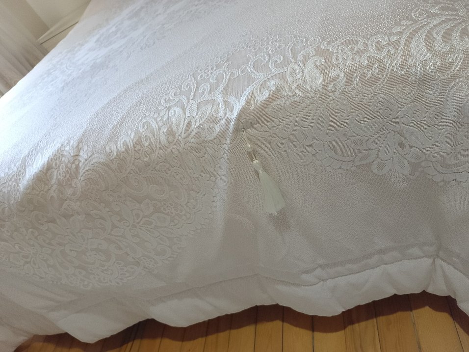 Taç marka işlemeli Yatak Örtüsü - Görsel 4