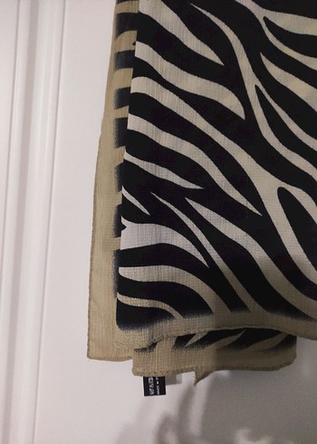 Beden Kadın Pilili Zebra Desenli Kahverengi Şal