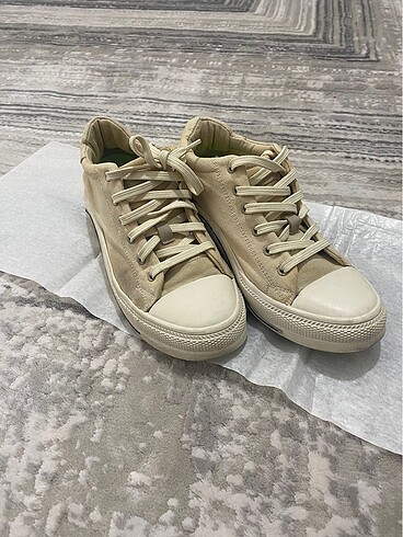 Convers tarzında spor ayakkabı