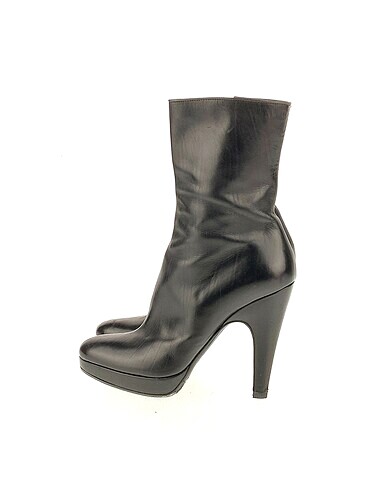 Prada Bot %70 İndirimli.