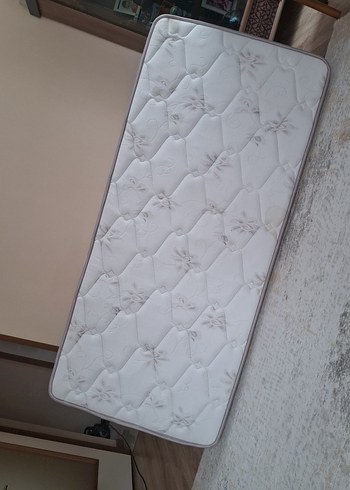 Tek kişilik yatak