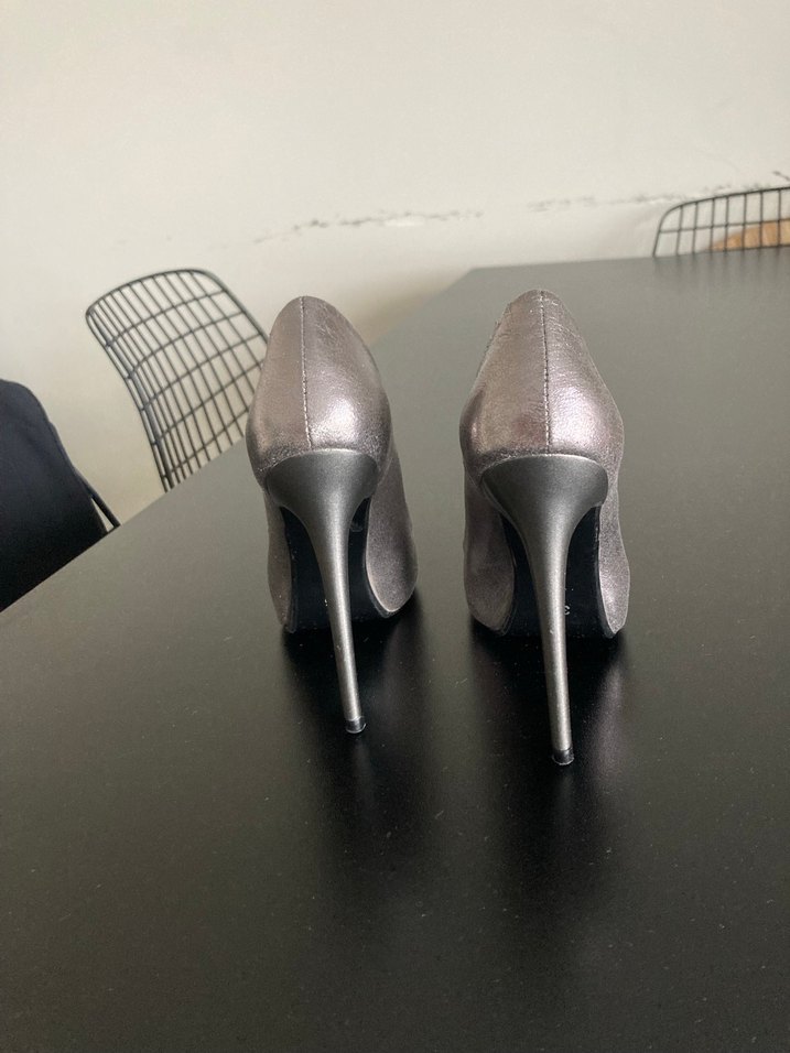 Gri Parlak Stiletto Kadın Topuklu Ayakkabı - Görsel 4