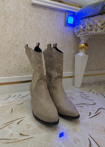 40 Beden Bej Süet İşlemeli Kovboy Kadın Bot