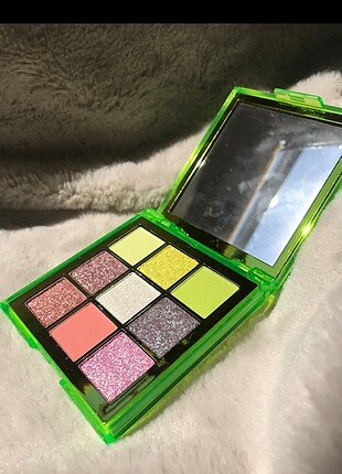 Neon yeşil palet Huda beauty 