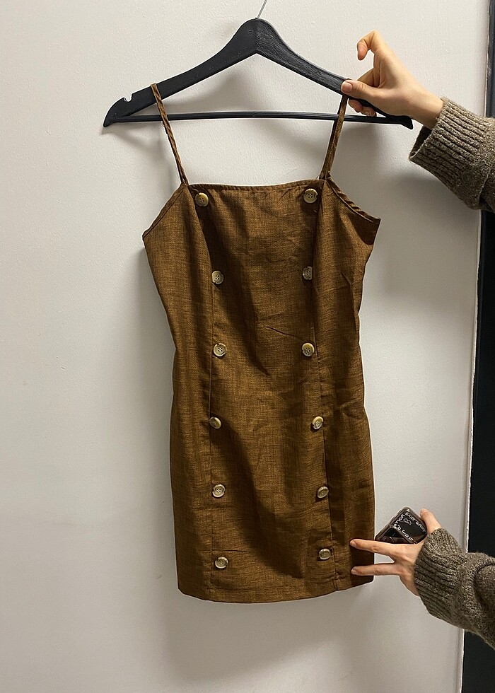 kahverengi askılı elbise - Görsel 2