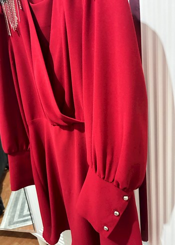 Zincir Detaylı Kırmızı tünik pantolonuda var - Görsel 3