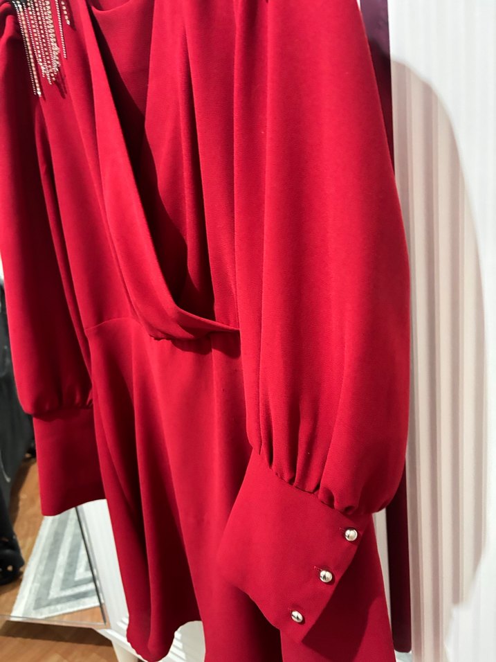 Zincir Detaylı Kırmızı tünik pantolonuda var - Görsel 3