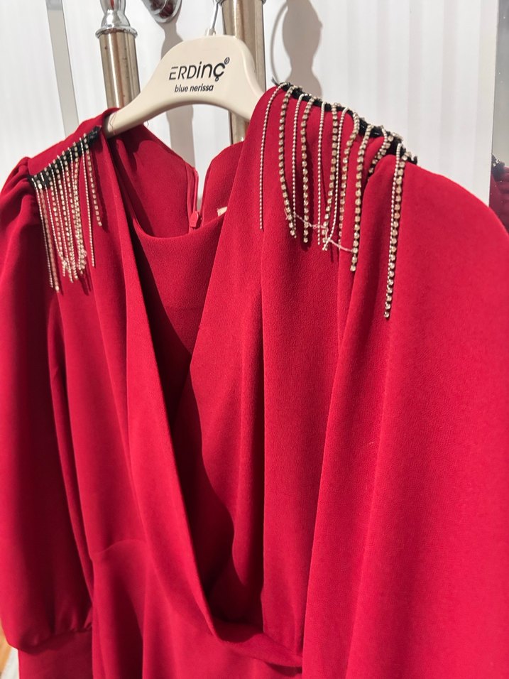 Zincir Detaylı Kırmızı tünik pantolonuda var - Görsel 5
