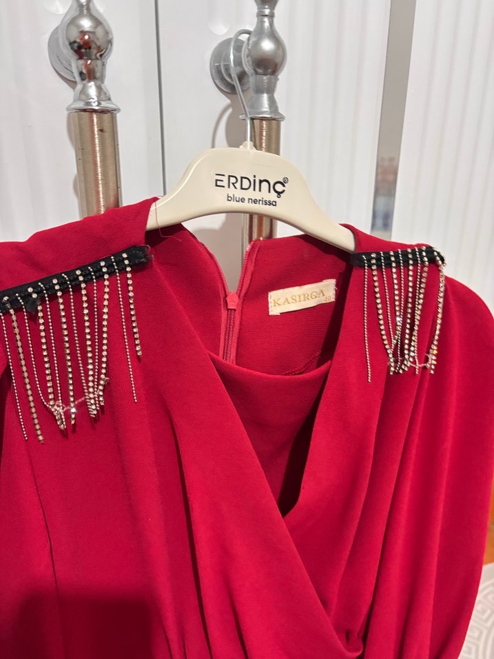 Zincir Detaylı Kırmızı tünik pantolonuda var - Görsel 2