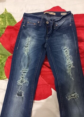Mavi jeans yırtık pantolon