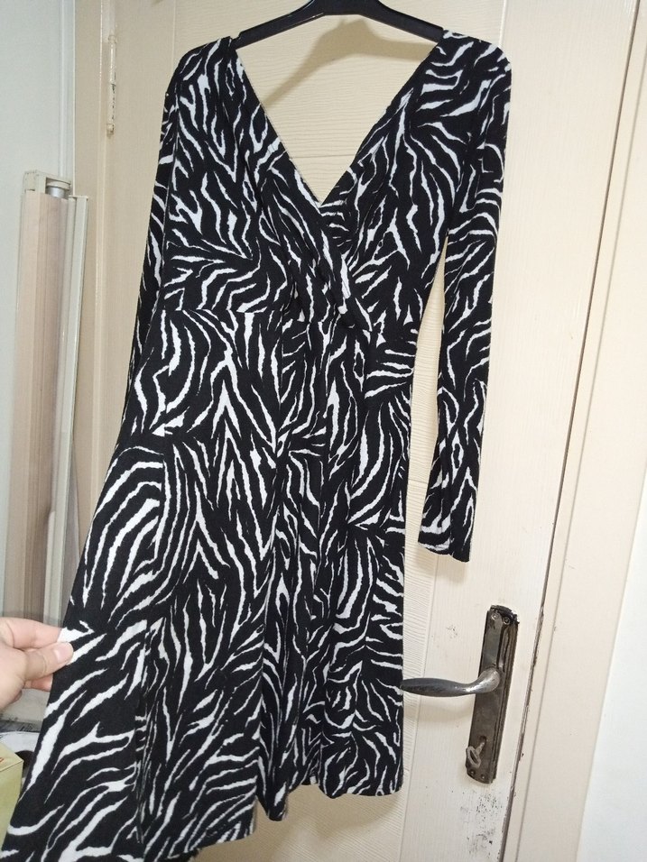 Zebra Desenli Uzun Kollu Siyah Elbise - Görsel 3