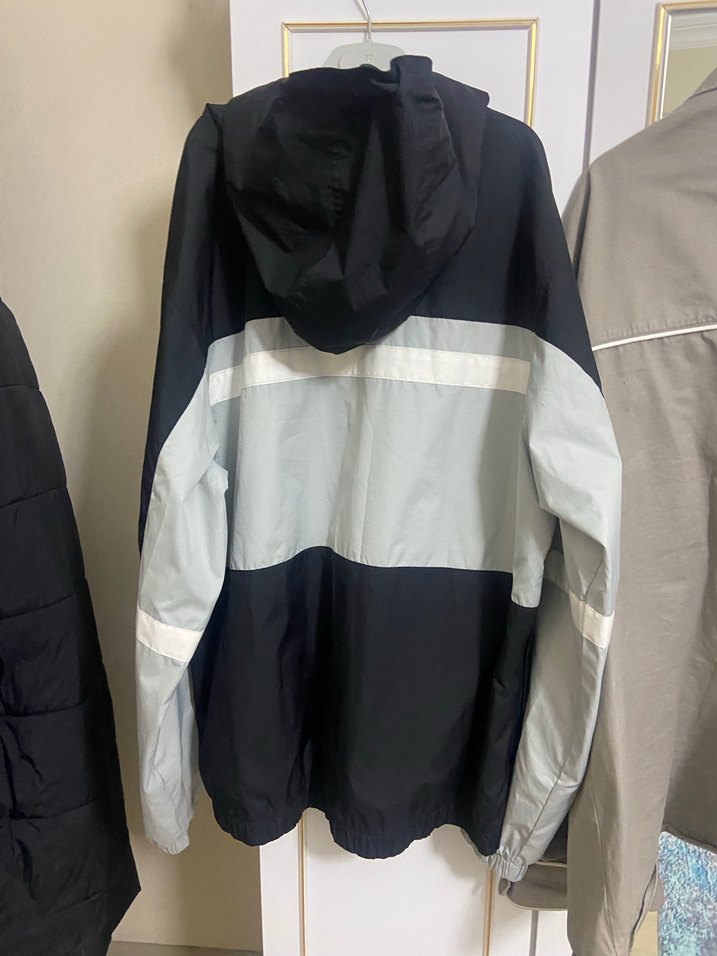 NikeAir Gri Kapüşonlu Uzun Kollu Erkek Yağmurluk - Görsel 2