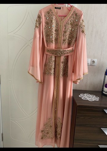 Pembe Nakışlı Uzun Kollu Kadın yöresel Abiye Elbise