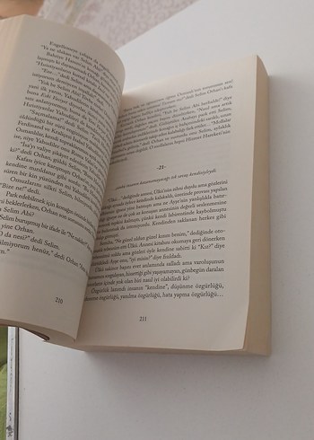 Gör Beni - İki Devrin Hikayesi Romanı