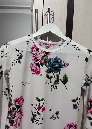 Uzun Kollu Beyaz Çiçekli Kadın Tunik - Görsel 2
