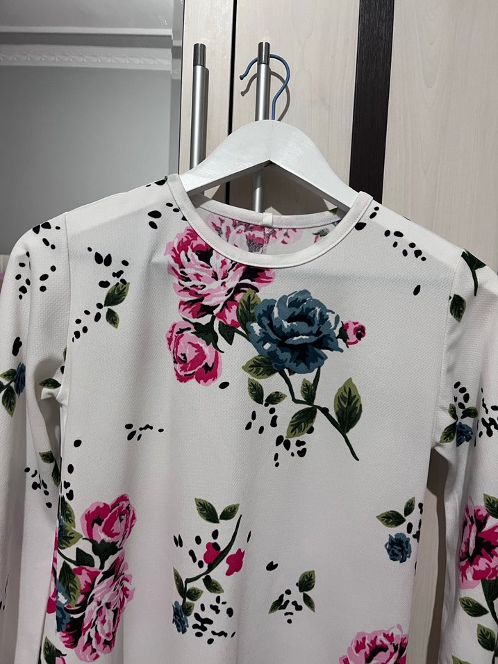Uzun Kollu Beyaz Çiçekli Kadın Tunik - Görsel 2