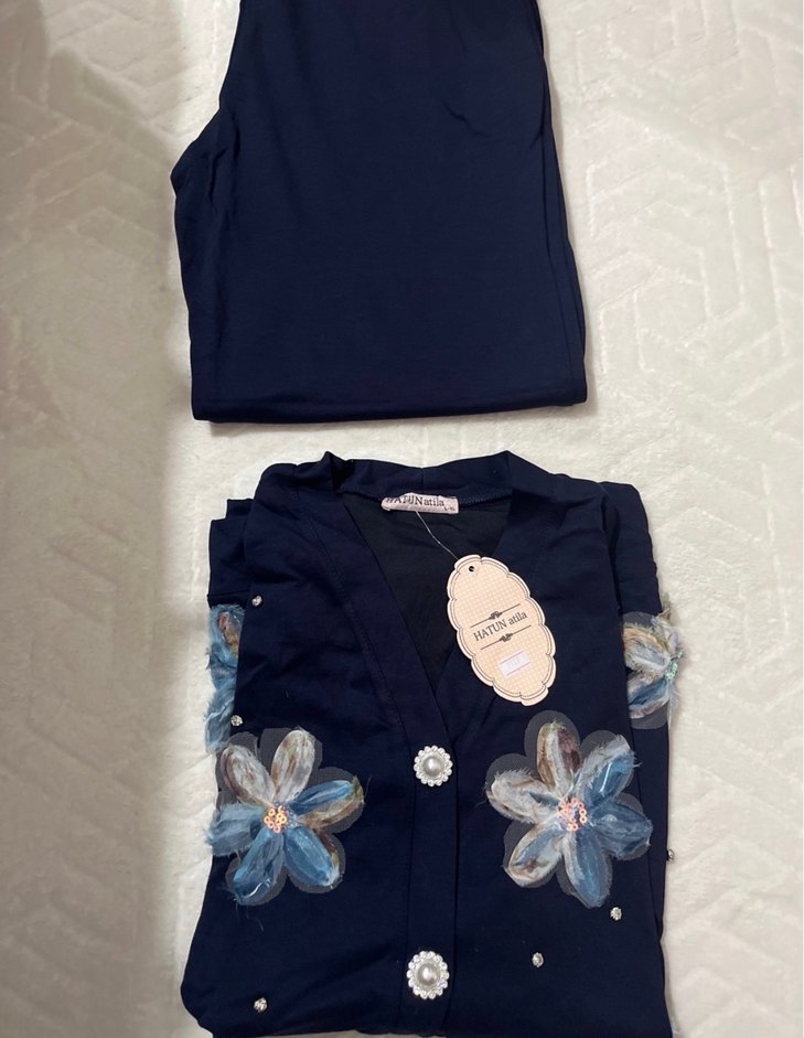 Düğmeli Mavi Çiçek Desenli Takım - Görsel 2