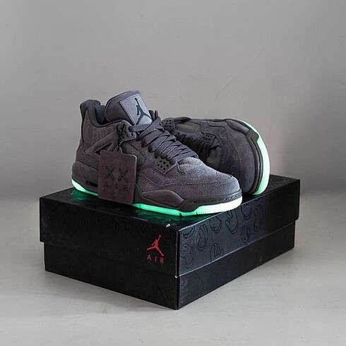 Nike Air Jordan 4 Retro x Kaws