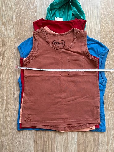 4 Yaş Beden kırmızı Renk 4 adet kolsuz tshirt