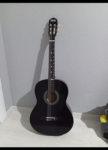 Siyah klasik gitar 