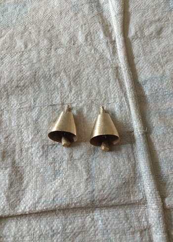 Altın Renkli Püsküllü Minimalist Küpe