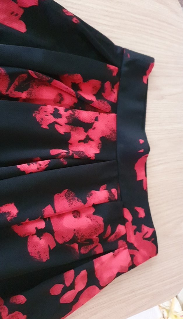 Kırmızı Siyah Çiçekli Piliseli Midi Etek - Görsel 3