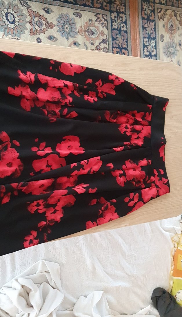 Kırmızı Siyah Çiçekli Piliseli Midi Etek - Görsel 2