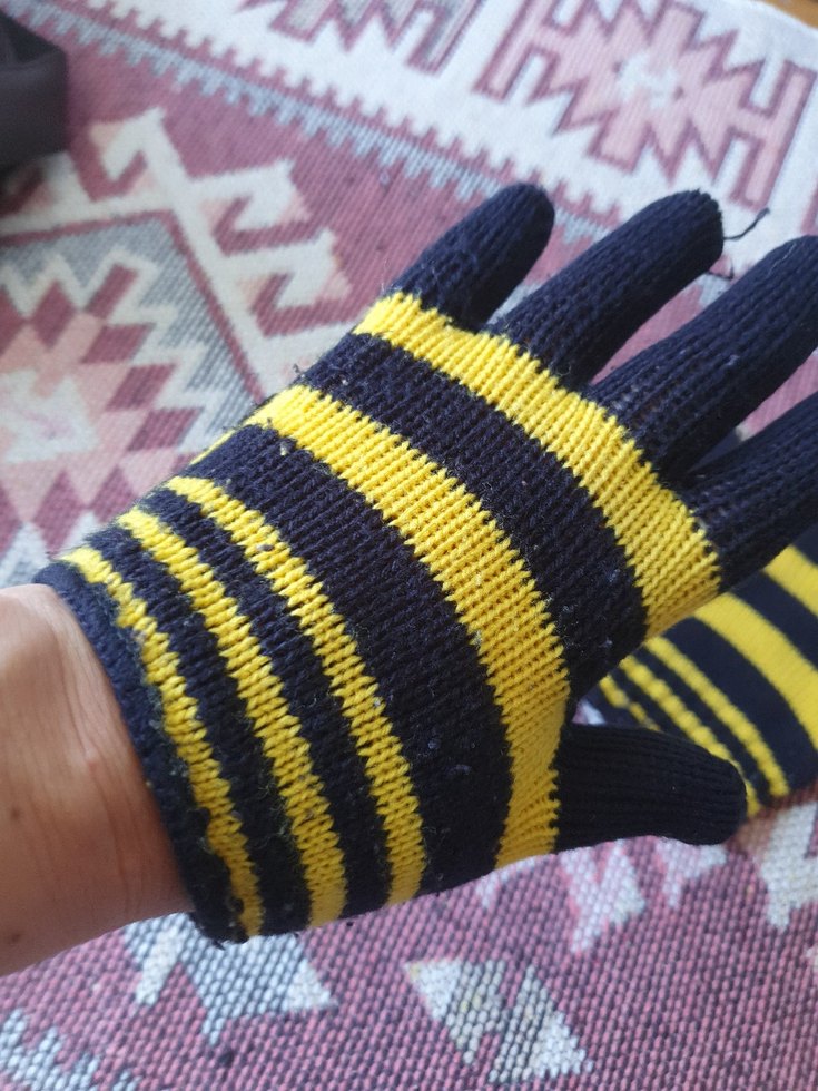 Sarı Siyah Çizgili Erkek Çocuk Eldiveni - Görsel 2