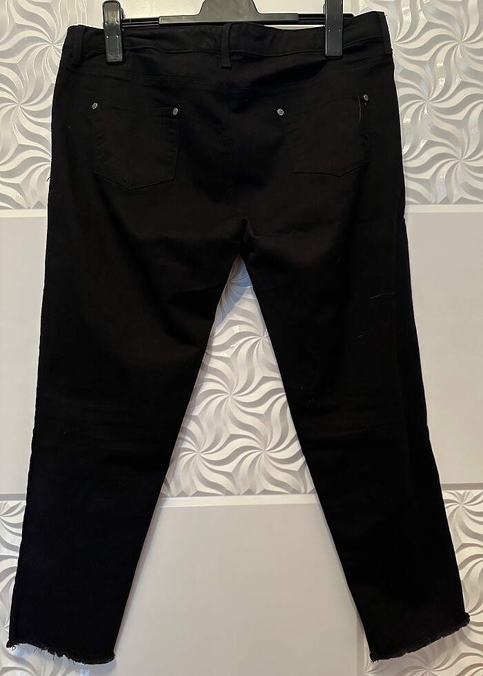 Dizler yırtık kot pantolon - Görsel 2