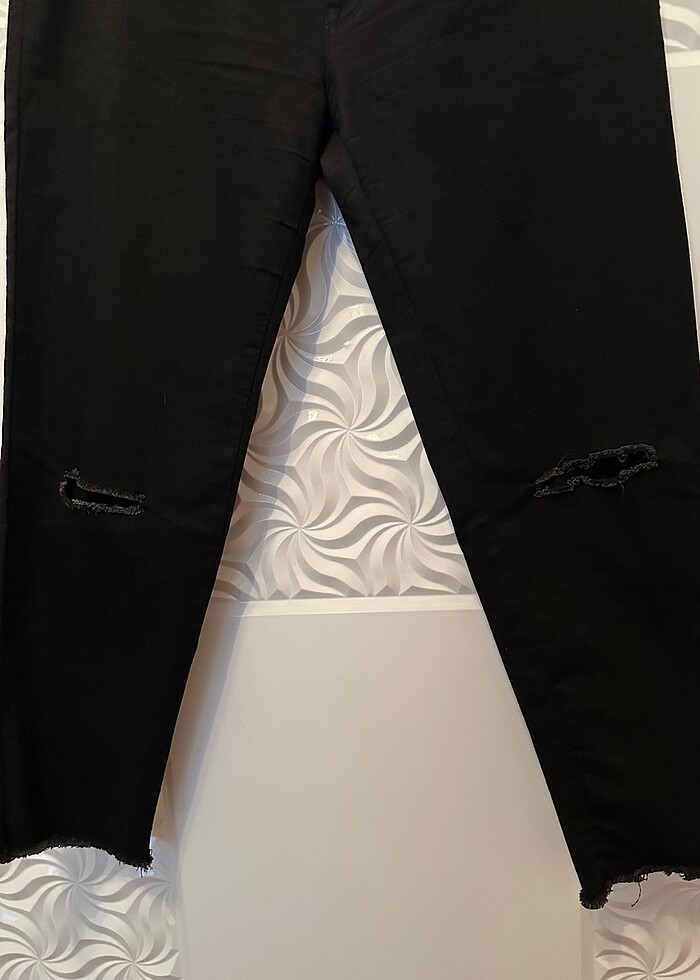 Dizler yırtık kot pantolon - Görsel 3
