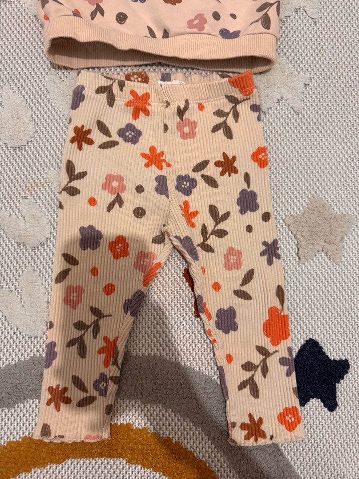 Çiçek Desenli Örgü Kız Bebek Takımı - Görsel 5