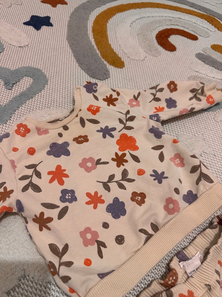 Çiçek Desenli Örgü Kız Bebek Takımı - Görsel 3