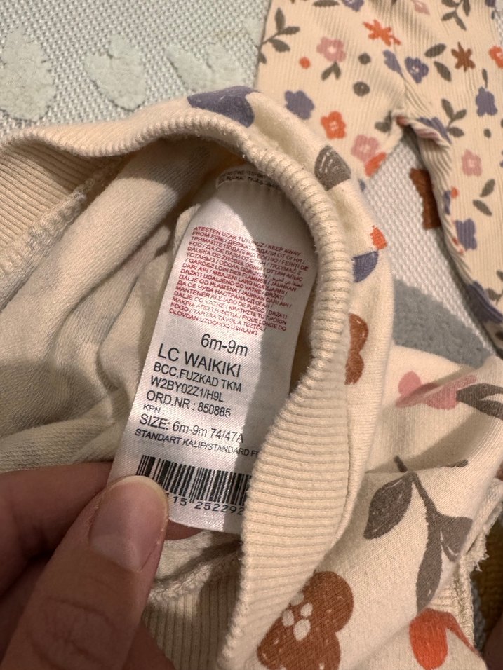 Çiçek Desenli Örgü Kız Bebek Takımı - Görsel 2