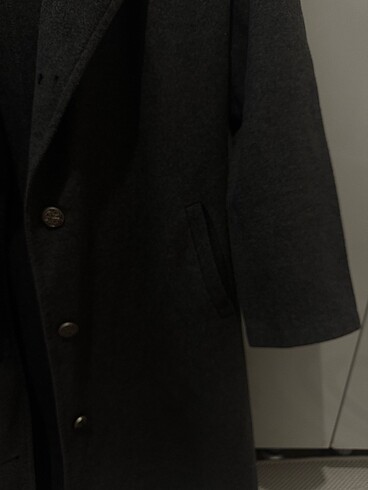 Gri düğmeli kaban - Görsel 4