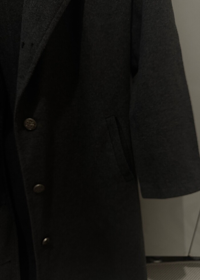 Gri düğmeli kaban - Görsel 4