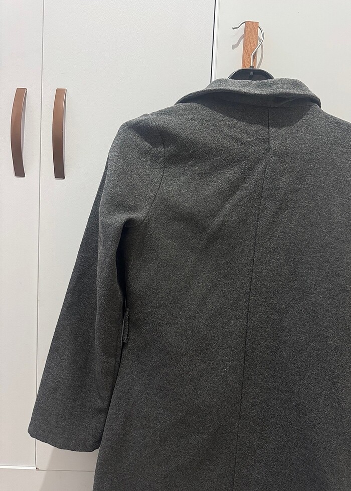 Gri düğmeli kaban - Görsel 2