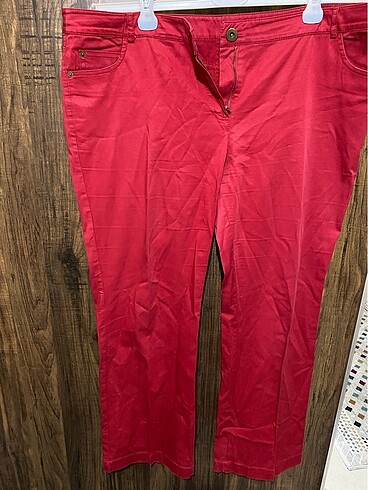 Kırmızı pantolon