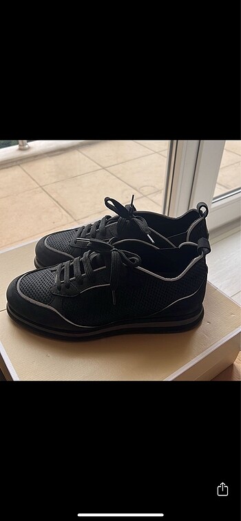 Academia sneakers