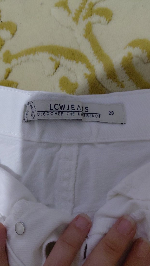 Düğmeli Beyaz Mini Kadın Kot Şort - Görsel 3