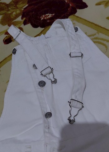 Kızlar için beyaz pamuklu askılı şort tulum - Görsel 4