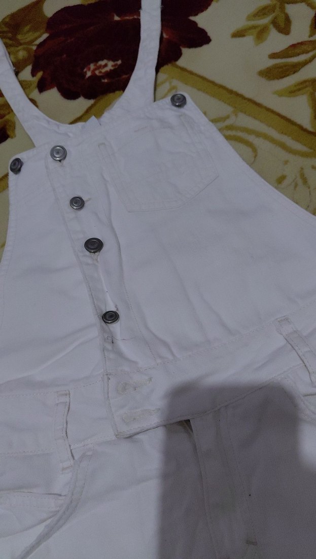 Kızlar için beyaz pamuklu askılı şort tulum - Görsel 3