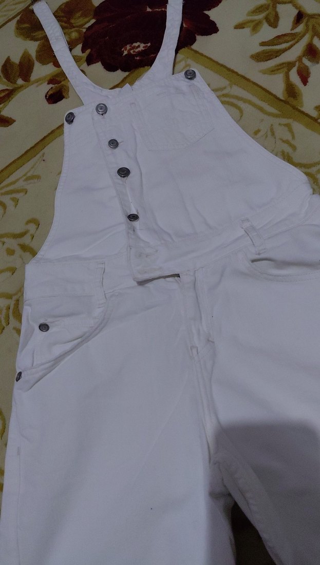 Kızlar için beyaz pamuklu askılı şort tulum - Görsel 2