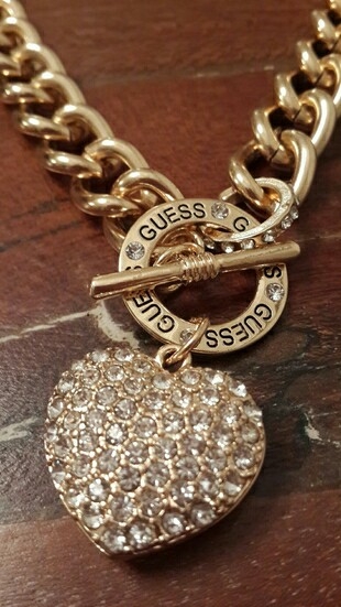 GUESS ALTIN RENKLİ KOLYE 